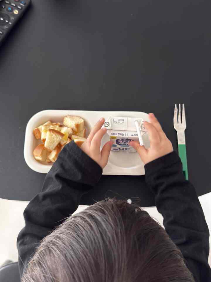 ＃幼児食器＃陶器食器＃デザートカットラリー＃デザートフォーク＃スナックタイム＃テーブルマット 

子供の軽食
そして愛情のある食器とカトラリー💚