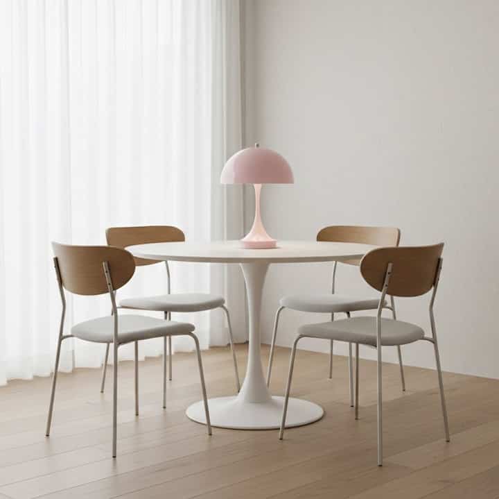 A clean white round table paired with modern wood chairs creates a warm yet sophisticated atmosphere. 💖 The lovely pink lamp in the center of the table is especially eye-catching! 💡 It's a focal point that brings life to the space. The sunlight streaming in through the large windows and the chiffon curtains create a cozy and peaceful atmosphere. ☀️
#DiningRoom #인테리어 #홈스타일링 #미니멀인테리어 #화이트인테리어 #우드체어 #핑크조명 #감성인테리어 #집꾸미기 #오늘의집 #인테리어그램 #홈데코 #우리집 #힐링공간 #식탁인테리어 #카페같은집