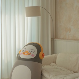 #협찬 | 펭수랑 쉬는 시간🐧🖤 
앉으면 몸에 맞게 폭 감싸줘서 
자연스럽게 기대고 싶어지는 펭수 빈백✨ 
쿠션감이 탄탄하면서도 편해서 
아이부터 어른까지 같이 쓰기 좋더라구요❤︎ 
가벼워서 거실, 놀이방 여기저기 옮겨 쓰기도 편하고 
펭수 디자인이라 집 분위기 포인트까지 되니까 넘 귀엽져.ᐟ.ᐟ 
완제품으로 배송돼서 받자마자 바로 사용 가능했던 것도 좋았어요ෆ⸒⸒ 
요즘 또미 최애 자리가 돼서 책 볼 때도
쉴 때도 놀이할 때도 항상 펭수빈백과 함께랍니다› ·̮ ‹ 
#마켓비 #marketb #마켓비협찬 #마켓비이벤트 #빈백 #펭수빈백 #빈백추천 #빈백소파 #펭수