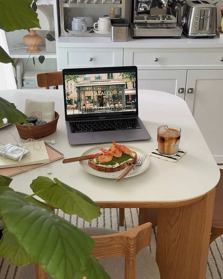 白い天板と木目調の脚のダイニングテーブルにコーヒーとエビのブランチが置かれた雰囲気あるおうちカフェ空間