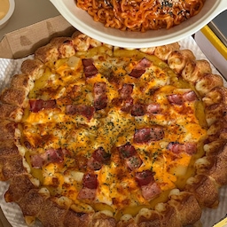 오지치즈포테이토피자 + 불닭볶음면
피자스쿨 오지치즈포테이토피자
+ 고구마무스 추가
+ 치즈바이트 변경
+ 갈릭디핑소스 추가
이 조합이 핫한 이유가 있었음 !
매콤한 불닭볶음면이 피자의 단짠을 싹 잡아줌 .. 
치즈바이트 하나씩 떼서 갈릭디핑소스에 푹 찍어 먹으면 얼마나 맛있게요 ~ 🥹
#피자스쿨 #오지치즈포테이토피자 #불닭볶음면 #피자 #홈쿡 #맛집 #맛집스타그램 #맛집탐방 #홈술 #서울맛집 #홈파티 #맛집추천 #푸드 #푸드스타그램 #배달 #맥주 #배달음식 #먹스타 #먹스타그램 #맛스타그램 #온더테이블 #먹팔 