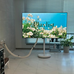 이동식 TV 스탠드 거치대 반년 써본 솔직 후기 📺
스탠바이미, 삼탠바이미 등 몇년 전부터 이동식 TV가 인기였죠?
꼭 그런 제품 구매하지 않아도, TV 스탠드 거치대만 구매하면
어떤 TV든 이동식으로 바꿀 수 있어요.
저희집은 TV 스탠드 거치대로 바꾼 지 반년 정도 지났는데요,
결론부터 말하면 아주 만족하고 있어요!
저희 부부 라이프스타일 특성상 소파에 앉아서 TV 보는 일이 거의 없거든요.
각자 자기 컴퓨터 앞에서 보내는 시간이 많아서 
TV는 주로 식사 때 틀어놓는 편이에요.
전에 스탠드로 거실장 위에 놓고 쓸 때는 
식탁 쪽으로 억지로 틀어놓고 볼 때가 많았는데,
각도도 애매하고 TV가 삐뚫게 놓여 있으니 보기도 안좋고... 
그래서 꼭 이동식 TV 스탠드 거치대로 바꾸고 싶었어요.
직접 써보니 기대한 대로 만족스럽더고요.
1️⃣ 자유자재로 이동하며 보는 TV
소파에서 볼 땐 벽에 평행하게 놓고, 
식탁에서 볼 땐 창문 쪽으로 이동시켜서 봐요. 
바퀴도 스무스해서 75인치 대형 TV 달고도 혼자서 쉽게 옮길 수 있어요.
✔️ 소파에서 볼 때: 벽에 평행하게 두고 일반적인 거실 TV처럼 사용
✔️ 식사할 때: TV 스탠드 거치대를 창문 쪽, 식탁 정면 방향으로 쓱 이동해서 시청
어디서든 정면으로 편하게 볼 수 있어서 목 건강도 지키고, 
공간 활용도도 훨씬 효율적이더라고요.
2️⃣ 65인치 → 75인치 업그레이드도 OK
처음에 65인치를 걸었다가 75인치로 바꿨는데, 
사이즈 업그레이드까지 염두에 두고 샀던 제품이라 
여전히 문제없이 안정적으로 이용 중이에요. 
튼튼해서 오래 쓸 제품이니 나중에 TV 바꾸게 될 거 생각해서 
큰 사이즈까지 거치 가능한 제품으로 사는 걸 추천해요!
✔️ 최대 거치 가능 인치 넉넉하게 (75인치 이상 권장)
✔️ 여러개의 바퀴로 부드러운 움직임
✔️ 뒤쪽에 장치 거치할 타공판 포함인지
3️⃣ 가장 고민되는 '선정리' 문제, 이렇게 해결했어요
이동식 스탠드 쓰면 치렁치렁한 선은 어떻게 해?
라고 생각하는 분 많을 텐데,
저는 모든 장치를 스탠드 뒤 타공판 거치대에 올리고 선 정리해서 TV 뒤에 숨겼어요.
모든 장치 및 선은 공중부양!
✔️ 셋톱박스, 멀티탭 등 모든 장치 → 스탠드 뒤쪽 거치대에 설치
✔️ 각 장치에서 나오는 선들 → 묶어서 TV 뒤로 깔끔하게 정리
✔️ 바닥에 닿는 선 제로! 청소할 때도 엄청 편해요
어쩔 수 없이 노출되는 선은 코드삭스로!
콘센트와 TV 사이 어쩔 수 없이 노출되는 
멀티탭 선과 랜선은 2개를 함께 코드삭스 안에 숨겼어요. 
두꺼운 선 하나처럼 보여서 훨씬 깔끔하고, 여러 선이 지저분하게 흩어져 보이지 않아요.
자세한 선 정리 방법은 따로 정리해서 올려놨어요!
댓글로 가시면 링크로 이동 가능합니다.
https://ozip.me/hC9YvDg?af
4️⃣ 반년 써보니 이런 점들이 좋았어요
✔️ 라이프스타일에 TV가 맞춰짐 : TV에 맞춰 사는 게 아니라 생활에 TV가 맞춰지는 구조로 바뀜
✔️ 공간 활용도 UP : 상황에 따라 TV 위치를 자유롭게 변경 가능
✔️ 목 건강 지킴 : 어디서든 정면으로 편하게 시청
✔️ 청소 편함 : 바닥에 선 없으니 청소기 돌리기 수월
✔️ 전월세도 OK : 벽에 구멍 뚫을 필요 없으니 맘편한 인테리어 가능
이런 분들께 특히 추천해요
✔️ 소파에 앉아서 정면으로 TV 보는 시간이 거의 없다
✔️ 식탁, 주방, 작업 책상 등 TV를 함께 쓰는 공간이 여러 군데다 
✔️ 전세/월세라 벽걸이 설치가 부담된다
✔️ 향후 TV를 더 큰 사이즈로 바꿀 가능성이 있다
---
저희 집 라이프스타일에는 이동식 스탠드가 훨씬 잘 맞더라고요. 
예전에는 벽걸이가 국룰인 시기가 있었는데, 이젠 이동식이 대세라고 말씀드리고 싶어요.
TV 위치를 바꾸는 순간, 집 구조 활용도가 확 달라진답니다.
튼튼하고 오래 쓸 제품이니 
처음부터 큰 사이즈까지 지원하는 제품으로 사두시면, 
나중에 TV 업그레이드해도 그대로 쓸 수 있어서 더 좋을거예요.
 #콘수프기록집 #인테리어노하우 #tv스탠드 #tv스탠드거치대 #tv거치대 #tv선정리 #티비거치대 #티비스탠드 #티비선정리 #티비스탠드거치대 #이동식티비스탠드 #이동식티비거치대 #이동식tv #이동식tv거치대 #이동식티비 #거실인테리어 #거실꾸미기 #거실스타일링  #거실