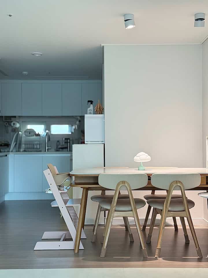 ＃五感レビュープログラムを通じて製品を提供され、直接使用してスタイリングした後期です。


❝食卓がきれいになるマジック、＃収納型食卓❞

ダイニングテーブル半分が荷物でいっぱいなら #ルーファミリ収納型ダイニングテーブルイチオシ！

消しても片付けても食卓にたまる荷物、私の家だけそんなんじゃないですか？
私も結婚して生きてみると消して振り返ると食卓に荷物がたまる
私たちの家族の生活習慣を見てみると、収納型テーブルが選択ではなく＃必須になりたかったです。

ルファミリーダーバン引き出し型のテーブルを使ってみると、本当に大きな利点は引き出し型のおかげで
4人用のダイニングテーブルを本当に4人用に使うことができた点です。

私たちが最初に使った食卓もセラミック+組み立て方法でしたが、購入するときは知りませんでした。
いつも使ってみると天板のジャングルがありました。
ルーファミリーは天板自体がとても重みがあり、ずっと
組み立て型にもかかわらずジャングルがありませんでした！
-

𖦹 すっきりとしたダイニングテーブルの維持が可能な収納
総計10箇所の寛大な収納スペース
家庭構成員別の薬保管、子供のおもちゃ、常時保管食卓ビーチなど様々な用途に分けて収納するのが良い

𖦹セラミック素材食卓とか
ꔛポセリンセラミックだから耳炎、鍋跡心配ゼロ！
重さがしっかりしたセラミックなので、天板のジャングルも全くない

𖦹ラバーウッド原木デザイン
ホワイトホワイトグレー天板＋ウッドコンビネーションだからどこでも自然に調和するデザイン
従来の保有ダイニングテーブルの椅子は、明るい光の木であるにもかかわらず調和しています！


ᐕこれは良いことです。
通常の食卓とは異なり、多めの収納
組み立て式セラミックダイニングテーブルですが、ジャングルのない使用可能

-

𖦹こんな方におすすめです
4人用のダイニングテーブルを荷物でいっぱいで2人用の家族
きれいなキッチンインテリアを維持したい人

欠点をあえて挙げると原木の新臭さが少し出る点が惜しかったけど
100％ラバーウッド原木で国内生産である点、 
どんなダイニングテーブルの椅子もよく合うので、私は個人的に満足度が良かったです。
（引き出しを数日開けておくと、新しい臭いは弱くなったんです。


＃五感レビュー＃リビングインテリア＃ダイニングテーブル＃引き出し型ダイニングテーブル＃収納型ダイニングテーブル＃セラミックダイニングテーブル＃新婚夫婦ダイニングテーブル

