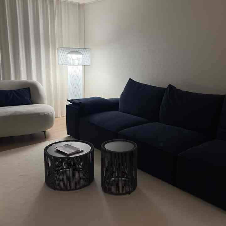 新婚ハウスで最も執拗に選んだ製品はリネローゼのエーソーラ長調名です。ソファが有名なリネローゼ店舗を訪れて、私の心をひきつけたのは照明でした。でも少し躊躇だったのは後期を見たことがなかったと思います。価格帯があるから挑戦しにくかったけど..私の目にはとても素晴らしかったです。現代美術のようなものでもあります。存在自体でオブジェの役割をしながら、照明としてリビングルームを明らかにしますね。


＃家庭的に選んだテム＃家庭的なセール＃ネイビーインテリア＃ホワイトインテリア＃リビングインテリア＃新婚旅行のインテリア＃新婚旅行＃新婚旅行＃新婚夫婦＃ソファ＃エッサ＃エソソファ＃今日の私たちの家