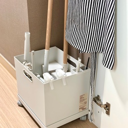 📦(박스 하나로 끝!)무인양품으로 미니멀하게 청소하고 정리해요.
비오고 흐린 화요일. 
청소하며 집콕하고 있어요.
가끔 로봇청소기나 물걸레 청소기가 생각 나다가도 10년 넘게 꾸준히 제 손으로 빡빡 닦고 있어요.
그 비결인 예뻐서 더 손이 가는 무인양품 청소템과 정리템을 소개해 볼게요.
📍무인양품 청소템
▫️청소용품 시스템 마루 자루걸레 케이스
▫️헤드를 교체할 수 있는 마루 자루걸레
▫️헤드를 교체할 수 있는 목제 폴
▫️마이크로 파이버 자루걸레ㆍ웨트
▫️마이크로 파이버 핸디 자루걸레
▫️마이크로 파이버 미니 핸디 자루걸레
▫️의류 클리너
▫️청소용품 시스템 카페트 클리너
▫️직선 컷 카페트 클리너ㆍ리필ㆍ90장
▫️틈새청소 시리즈 브러쉬
▫️틈새청소 시리즈 주걱
📍무인양품 정리템
▫️파일박스 스탠다드타입 25cm 
▫️파일박스 캐스터도 장착 가능한 뚜껑 25cm
▫️리빙박스 캐스터(바퀴)
▫️파일박스용 펜 포켓 
▫️폴리에틸렌 보틀 스프레이타입
중성세제로 걸레 빨아 세탁실 건조기 옆에서 건조하고 도구는 파일박스 채로 옮겨 쓰다가 팬트리에 넣으면 끝! 
바퀴 달린 박스라 이동이 편해요.
청소용품과 정리용품까지 간결한 디자인에 지속적으로 제품이 개량되니까 무인양품 하나로 쭉- 신혼부터 통일했답니다.
깔끔, 말끔한 무인양품으로 매일 하는 청소와 정리에 활력을 불어 넣어요. 💨
오늘도 단정한 집을 가꿔요. 🏡
(자세한건 블로그를 참고하세요)
#서나의살림레시피 #미니멀살림러
 #미니멀라이프 #미니멀살림 #감성살림
#무인양품 #무인양품추천 #무인양품청소 
#무인양품파일박스 #무인양품정리 #정리템
#청소용품 #청소도구 #청소템 #생할용품추천
#無印良品 #muji #집요하게고른템 
#콘수프기록집 #현명한소비