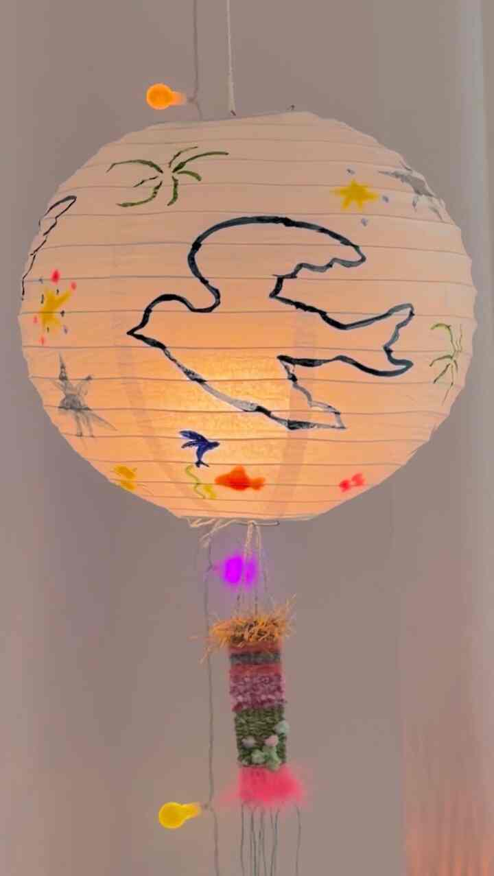 紙の照明に絵を描くと？世界にひとつだけの自分だけの春迎え記録🍬

🏮トレンドのユニークさ
多くの家で見える紙照明、でもこの照明は世界にたった一つだけ！絵を描いてウィービングを編み、私の部屋にぴったりの照明にしました。
他のバージョンの照明のワークフローをInstagram @naughty.citrusに共有していますので、ご覧ください。

🍓愛らしいアートワークの寝具スタイリング
春を迎えピンクとヨンドゥグラデーションの#vodm寝具を聞きました。似合う枕とクッションカバーは、すべての商品がきれいで均一に選べなかった#artivのバラとイチゴのアートワークを選びました！見るたびに雪が甘いベディングの組み合わせのおかげでベッドに横たわるたびに気分がモングルモングルになります。まるで熟したフルーツバスケットの中に入っている気分ですよ🫧

＃春のおもてなし＃照明＃紙の照明＃紙ライト＃diy＃寝具＃寝室

