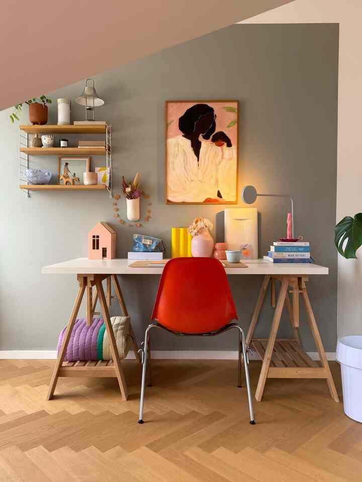 Warm tones, creative details, and a bold pop of red at the center 🎨🔥
A workspace that feels inspiring yet cozy, where art and everyday moments blend beautifully.

Credit: @hej_sylwi

#HomeOfficeInspo #ScandiInteriors #CreativeCorner #ColorfulHome