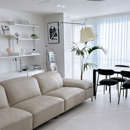 #오늘의우리집 #콘수프기록집 
제법 봄날씨같아요
대청소하고 찰칵
#대청소 #청소기 #청소데이 #레이어식탁 
#가죽소파 #조명 #조명인테리어 