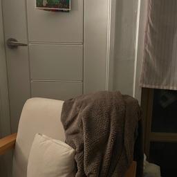 방 한칸에서 나누는 내 공간 중에
가장 좋아하는 곳 
움직이지 않는 의자를 찾다가 
2주만에 받았던 쇼파의자! 
그리고 올 겨울을 따뜻하게 해준 
무인양품 블랑켓 
모두가 뭐냐고 묻는 볼록 거울까지 🪞🖤
하나같이 밤같은 사진이지만 🩶🖤 
이 또한 내 세상인걸 
#원룸인테리어 #6평원룸꾸미기 #원룸
#공간분리 #공간활용
#책상꾸미기 #책상인테리어 
#거울인테리어 
#페인트 
#오늘의집
#FTC22기 
#식집사 #식물일기 
#무인양품
#떼어지는페인트 
#쇼파인테리어 
#의자