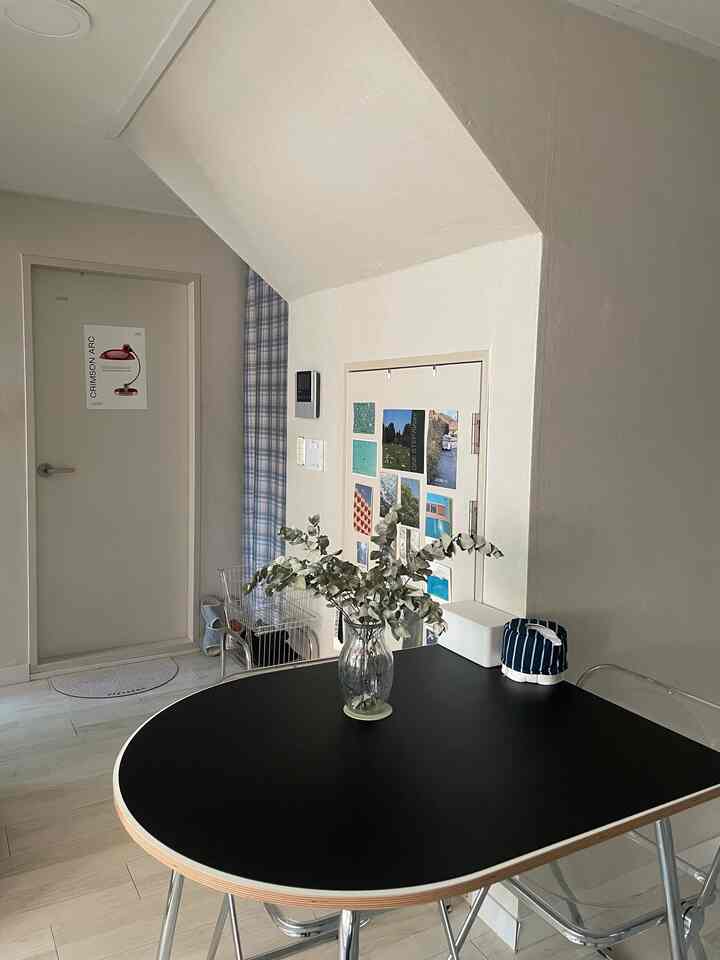 Meja Keymusic telah dipindahkan
Ruang tamu yang lebih besar
Dapur yang lebih kecil

#Interior rumah tangga untuk satu orang
#Barang-barang rumah tangga untuk satu orang
#Modern pertengahan abad
#Rekaman