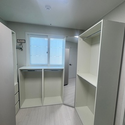 한 달 기다린 보람 있는 찐 잘산템 
블랭크맨션 시스템 행거 드디어 설치 완료.
코너형 구성이라 애매하게 남던 공간까지 싹 채워줘서
작은 드레스룸도 훨씬 넓어 보이는 느낌 
서랍 + 긴 옷걸이 분리돼 있어서
계절옷, 코트, 셔츠 정리 동선도 딱 좋아요.
배송도 깔끔했고 설치도 생각보다 수월.
집요하게 비교해서 고른 만큼 만족도 최고 
세일까지 집요하게 노린 나 칭찬해!!
#블랭크맨션 #시스템행거 #코너행거 #드레스룸인테리어
#오늘의집 #오늘의집피드 #잘산템 #한달기다림
#집요하게고른템 #집요한세일
#화이트인테리어 #미니멀인테리어 #옷방정리
#수납인테리어 #공간활용 #집꾸미기
