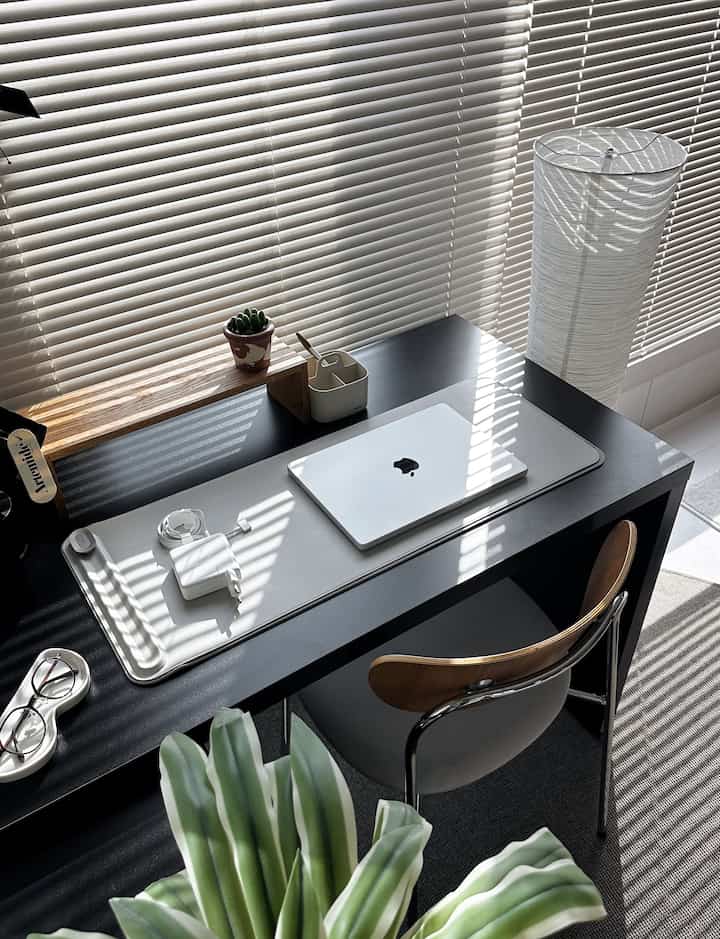 ブラックとホワイトのトーンのモダンなホームオフィス、すっきりとしたデスクとオフィスチェアが配置された印象的な空間