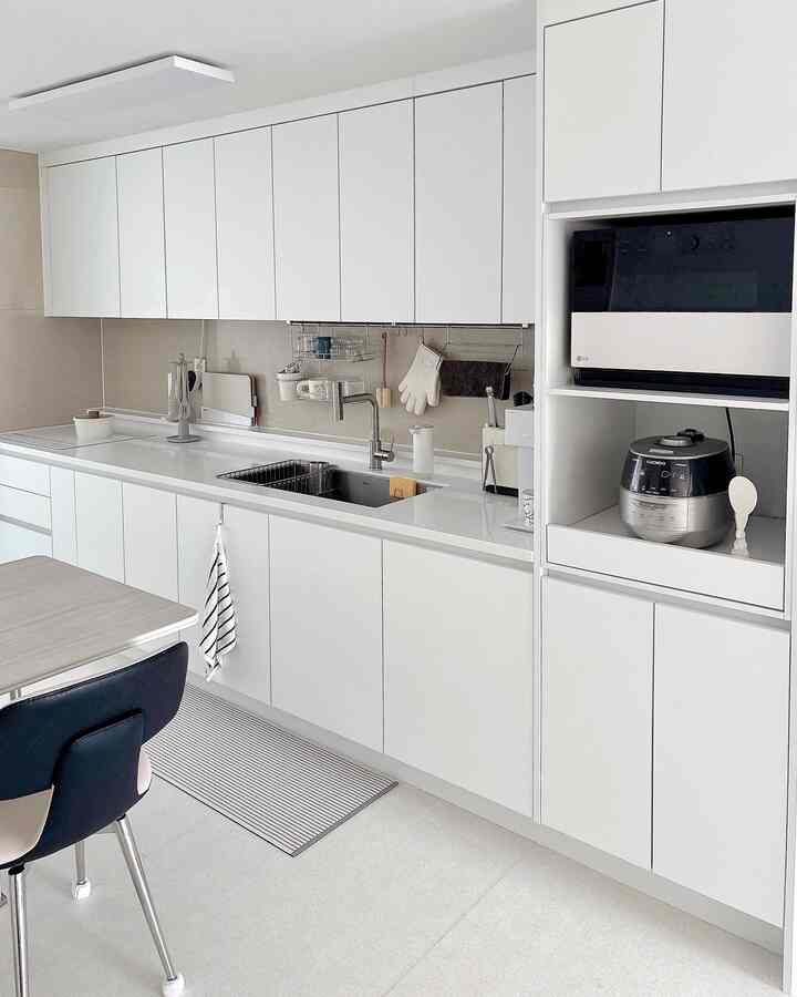 私たちの家は建物のアパートです🥹

塗装、5T張板、シンク台だけ交換するだけで入ってきた
フィードを見ればわかりますが、別にリモデリングしたことはありません。

キッチンドアを開けるとバルコニーに小さなミニコーヒーゾーンがあり、
その内側は洗濯室まで続く長い構造です。

最初は「これくらいで十分じゃない」と思ったのに
生きてみるとまた欲ができました。

ここの照明を変えればもっと可愛いかな、
窓枠はホワイトにするか、
まったく芽改造をしてしまうか…。

しかし、いったい何を飾るべきか
まだよく分からない😭

だから最近は少しずつ変えて、トーン合わせてみて
この空間に私たちの家族の感じを加えています！

まだ完成した家ではありませんが、
だからもっと現実的な私たちの家🏠

子供二人+猫まで一緒にする私たちの家、
ゆっくりとよく飾ってみましょう。


＃キッチンインテリア＃キッチン装飾＃キッチン＃キッチン＃構築アパート 
＃構築インテリア＃キッチンバルコニー＃バルコニー＃ランドリールーム＃ランドリールームの整理＃多目的ルーム＃キッチンベランダ＃コンスープ記録 