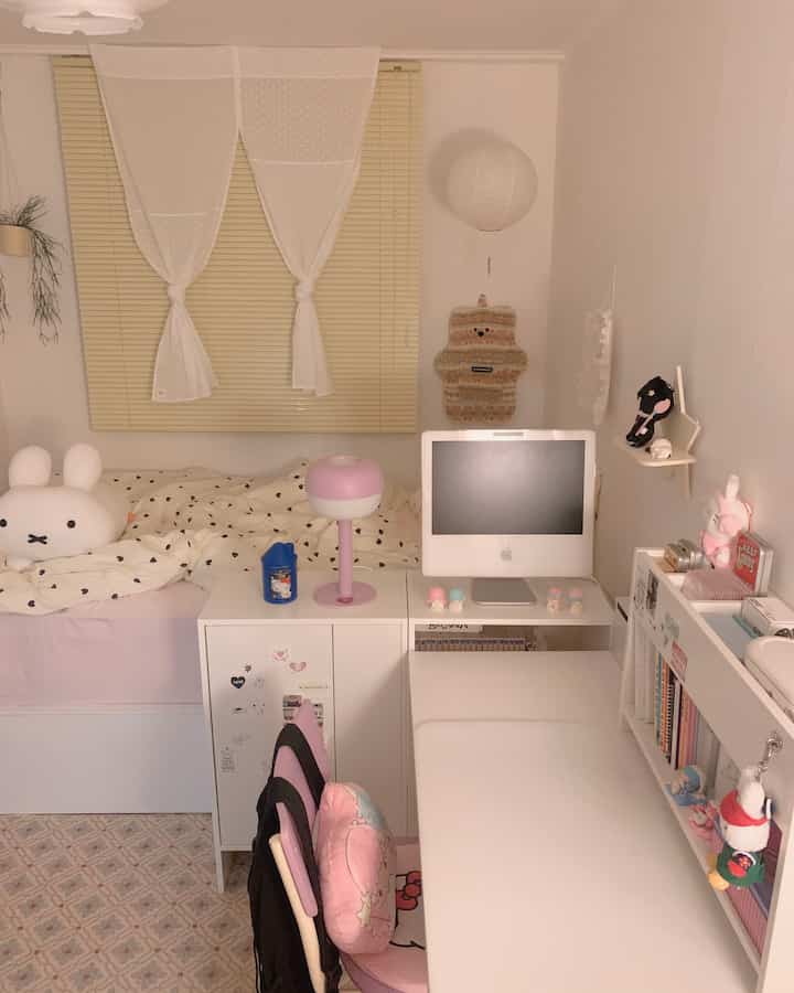 柔らかなベージュトーンの子供部屋、ピンクのアクセサリーと白い家具が調和した温かみのある空間
