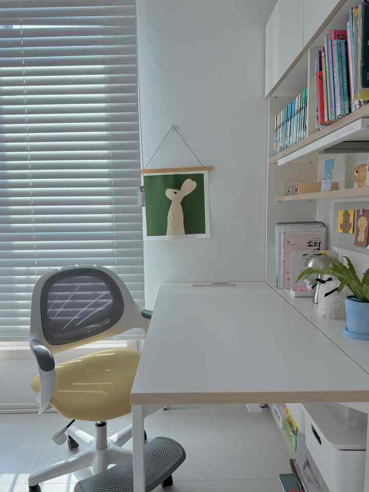 #こんにちは

子供が初等入学しながら選んだデスカーデスク📖
とてもきれいで丈夫で、全体的にすべての部分が満足です。 
シンプルなデザインなので子供部屋の雰囲気にもよく合い、何より勉強するときに集中しやすい構成なのでもっと気に入っています！ 😊

＃デスカー＃デスカーデスク＃デスカー本棚＃デスカモーションデスク＃デスク＃小学生ルーム＃小学校デスク＃コンスープ記録集 
＃ホワイトインテリア＃感性インテリア＃寝室インテリア＃寝室スタイリング＃生活空間＃ホームスター 