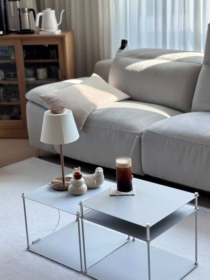 #모듈가구이렇게써요 #모듈선반 #쇠테리어

Introducing the Kittu Shelf, one of our modular furniture pieces!
It can be used as a long shelf,
and can also be disassembled horizontally to be used as a sofa table.
It's one of my favorite items because it can be transformed to suit my needs!