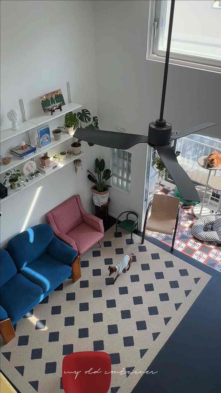 #FTC22 

「my old container」は大人二人・赤ちゃんひとつ・子犬一人・猫三人が一緒に暮らしている、大家族の家です。 🏡

オールドコンテナという名前のように20年構築、その中でも複層マンションを修理して住んでいます。 

古いものがとても好きです。もちろん、新しいものも好きです。

最初のミッションで私たちの家のリビングルームを紹介します！ 🛋️

＃レアロー＃レアローシステム000＃ルーシーエア＃ルイスポールセン＃flos265＃ビンテージソファ＃ハーマンミラー＃LCW＃トネット＃トネットチェア＃プランテリア＃リビングインテリア＃構築アパート