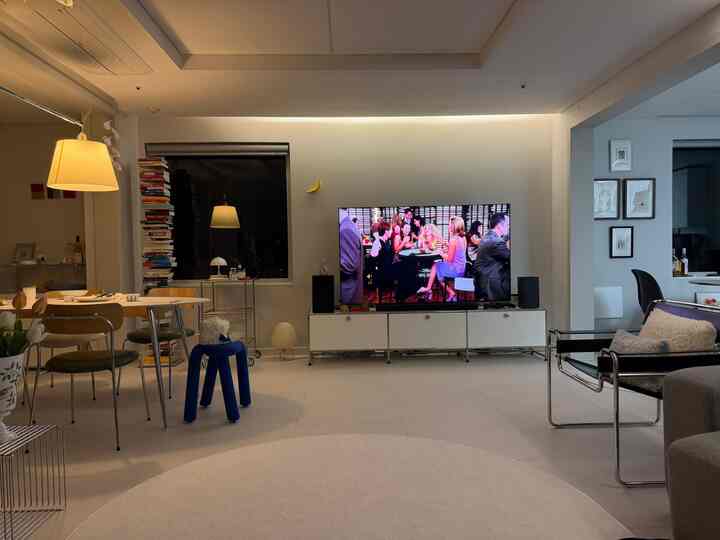 温かみのある木目調と白を基調としたミッドセンチュリーモダンのリビング、落ち着いた印象的な空間