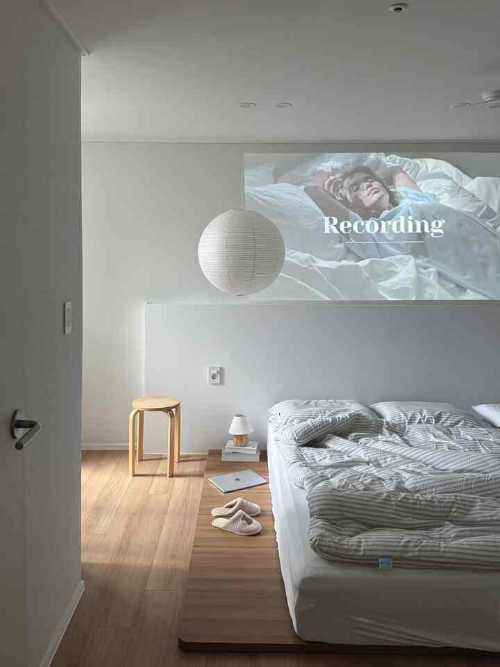 ふわふわの寝室にビーム撮影する🩵🤍
久しぶりに撮ってみる我が家ファミリーベッド 

＃家の飾り＃今日の家のグラム＃interior＃homedecor＃selfinterior＃minimalism＃低床型ベッド＃ファミリーベッド＃低床型マットレス 