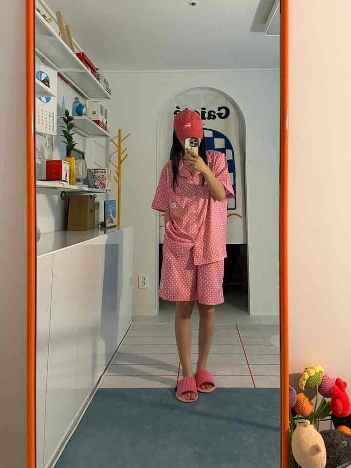 🏷️セードクラシックエロイズ半袖パジャマセットアップ

最近の天気そろそろ
半袖パジャマ準備するタイミングじゃないですか🌸

ビンテージムードドットパターンがとてもかわいい
クラシックエロイズパジャマ着
ピンクの帽子にピンクのホームシューズまで
ぴったりしてください💗

ceidマークパッチとポケットディテールで高級感までとりました！
ふとふとしながらも巻きつけない素材なのでヨガ一つなら 
涼しい夏を過ごすことができます！💕

自宅でもOOTD取りたい方   #홈웨어 #홈웨어룩 #홈웨어코디 #집콕룩 #집순이룩 #잠옷코디 #파자마룩 #여름잠옷 #반팔잠옷 #데일리룩 #데일리코디  #ootd #데일리그램 #일상스타그램 #신혼일상 #신혼부부 #집스타그램 #집에서코디 #편한룩 #감성룩 #핑크코디 #깔맞춤코디   