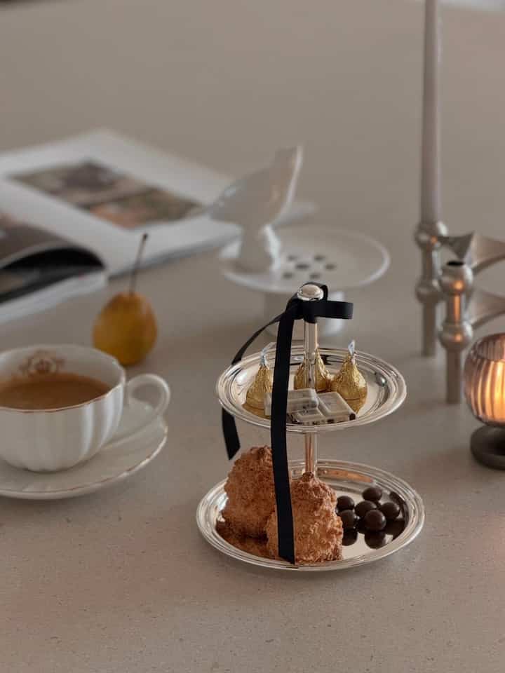 2段シルバートレイができてフィンガーフードを入れました。
ただトゥトカソ食べたデザートも
きれいに盛って食べるから寄付がいい🤩  

シルバーキッチン用品は初めてです。  #디저트 #온더테이블 #onthetable #콘수프기록집 #예쁜템최고야 1