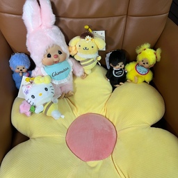 #콘수프기록집 #예쁜템최고야 #맞팔 #산리오벌꿀인형 #몬치치인형 #몬치치토끼복인형 #몬치치블랙키링 #몬치치블루키링 #산리오헬로우키티벌꿀키링 #산리오폼푸푸린벌꿀키링 
#데이지방석 #몬치치노랑키링 #수국조화 #튤립조화 #라부부 #다이소헤어밴드 #앵그리마치코 #화난고양이인형
집에 새로운 아이들이 왔어요^^ 다 제 꺼는 아니고요. 선물용이랑 섞여있어요^^하지만 막상 누굴 위해서 산 건 아니고 미리 대비용으로 사가지고 온거라서 다 제 꺼일수도 있습니당. 
일단 토끼 몬치치는 제꺼랍니당. 벌꿀 폼푸푸린이랑요^^ 노랑노랑 핑쿠핑쿠 이쁘죠~ 사실 몬치치가 제 스타일은 아니라서 고르기가 너무 힘들었어요 ㅠㅠ 
그런데 다들 유행하는 건 일단 사라는 말에 사봅니다. ㅋ 모아놓으니 이쁘네요~ 
뚱순이 옆에 자리잡았습니다. 뚱순이는 ㅎㅎ 다이소에서 사 온 세안 헤어밴드 해줬답니당. 귀가 넘 작네요. ㅋㅋ뚱순이 꾸며줄 템들을 몇 개 사가지고 왔어요.
일부러 상어로 골랐습니다. ㅎㅎ시크한게 닮은 듯 합니다. 얼마전 집 청소하다가 인형 정리했는데 다시 사게 되네요~ 저만 그런거 아니죠^^