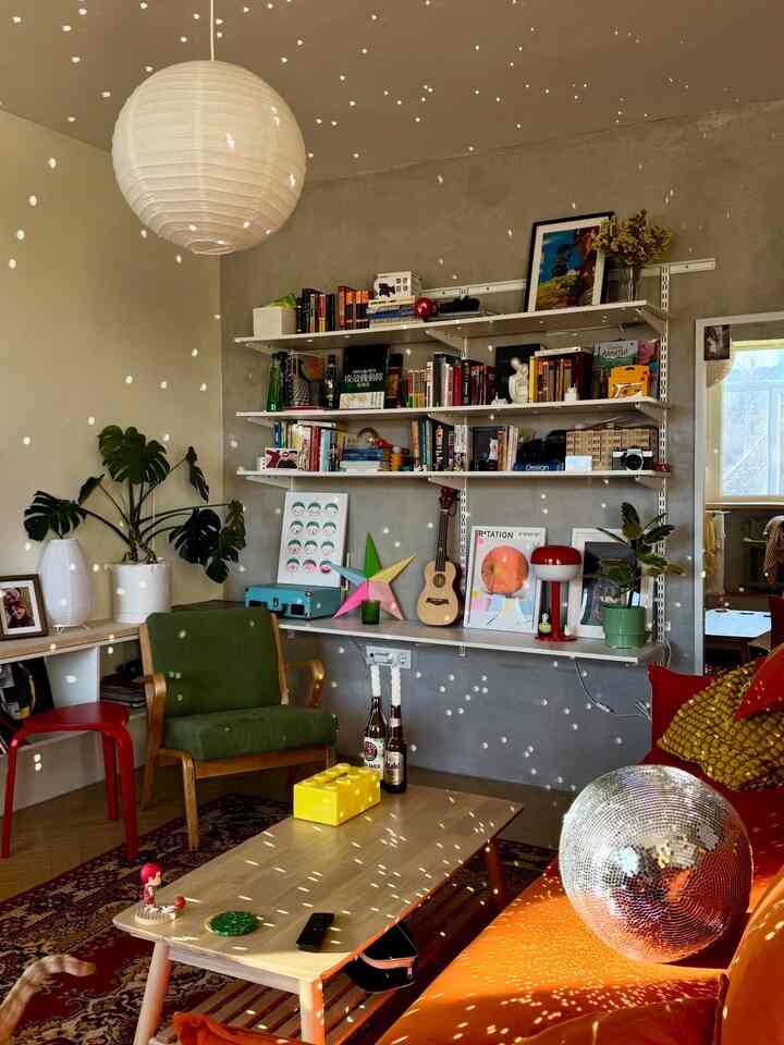 A cozy corner where books, music, and a little retro energy meet. Proof that a few playful pieces can turn an everyday living room into a whole vibe.🌟

Credit:@frenchfrieswithpepper

#cozycorners #retrohome #dopaminedecor #genzhome #vintagevibes #sunlightmagic #colorfulinterior #interiorinspo #discohome #eclecticdecor #roominspiration #bookshelfdecor #playfulinteriors #apartmentaesthetic #designinspo #warmspaces #aestheticliving #homedecorideas #retrocore #creativehomes