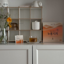 요즘 온도가 오르락내리락-, 감기에 걸리기 더욱 쉬운 날씨인 것 같아요
날씨 탓인지 몸 컨디션도 별로고, 목도 아프길래 따듯한 차를 마시며 하루를 시작 중이에요
제가 요즘 즐겨마시는 차는 김동곤 명인이 직접 개발한 누룽지차인데요
청정 하동에서 철저한 위생관리와 더불어
100% 국산 원료를 사용해서 만들어진 차여서 매일 안심하고 호로록 마시고 있어요
고소하고 구수해서 디저트와 함께 마셔도 너무 잘 어울리더라고요♥
인공첨가물도 들어가 있지 않아서 아이랑 즐겨도 너무 좋아요
누룽지 진짜 좋아하는 아이도 따듯한 물에 타 놓으면 왔다갔다 하면서 너무 잘 마시는 중이에요 :)
#콘수프기록집 #현명한소비 1 #쌍계명차 #100티백 #데일리티 #티추천 #쿠팡 #유기농녹차 #누룽지차 #캐모마일차 #페퍼민트차 #차한잔 #티타임 #홈카페 #사무실티