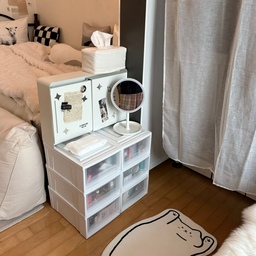 #콘수프기록집 #현명한소비 #내돈내산
여러분! 예쁜 #화장대  부피에 비해 수납 공간 적은게 늘 아쉬운 경험 있으신가요..?
저도 한때 화장대를 많이 알아보고는 했는데, 
대부분 얇은 서랍 몇개에 거울 뒤 선반이 전부라
제 많은 화장품들과 뷰티 케어 제품들을 모두 담기에는 
대부분 수납이 너무 부족해서 안되겠더라고요 ㅠㅠ 
그래서 전 #리빙박스 #수납박스 로 #화장품정리대 를 대체하기로 했어요!
저 안에 제 화장품들, 파우치들, 팩 케어용품 등을 분류하여 담기가 딱 좋더라고요 ㅎㅎ
리빙박스 위에는 무게감있는  #철제수납함 을 놓아서
비교적 자주 쓰는 스킨 로션 등을 넣었어요.
겉면도 방 컨셉에 맞게 #다꾸 처럼 꾸며봤답니다 ㅎㅎ
위에 #led거울 은 예전에 친구에게 선물받았던건데,
불빛도 나와서 화장할때 좋아요! 무선 충전식이라 안쓸때 충전해놓는답니당
#화장대정리 #수납함 #화장품정리함 #메이크업룸 #원룸공간분리 #틈새수납 #철제수납장 #화장품수납 #메이크업거울 #화장거울 #원룸화장대 
