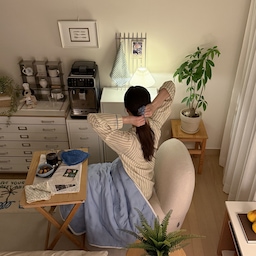 우리집 밤무드🌙
최근에 커피머신을 새로 들인 덕분에 하루를 마무리하는 밤 시간이 고소한 커피 향으로 가득 채워졌어요.
부드러운 파자마로 갈아입고 의자에 앉아 따뜻한 커피 한 잔 마시며 차분하게 하루를 정리하는 이 시간이 참 소중하네요.
이런 소소한 루틴이 주는 힘이 생각보다 정말 큰 것 같아요 :)
#콘수프기록집 #오늘의우리집 #밤무드 #홈카페 #파자마 #1인소파 #커피머신 #필립스라떼고 #모던하우스 #모던하우스소품 #모던하우스접시 #컵선반 #컵추천 #액자인테리어 #수납장인테리어 #이동식수납장 #화이트우드인테리어 #유리컵 #쇠테리어 #우드테이블 #접이식테이블 #발매트 #미니러그 #디저트접시 #하트접시 #키친크로스 #행주 #식물인테리어 #맞팔 #파키라