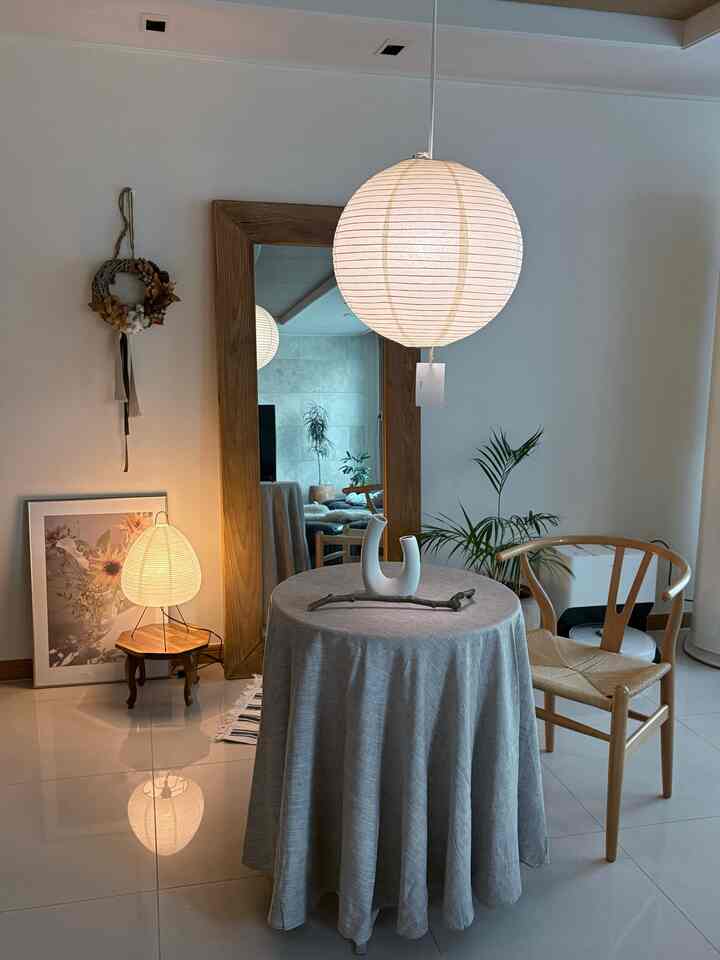 
何年も愛情を込めて使用している私たちの家＃全身ミラーです。

2021年に入った以来、これまでも家で一番好きなインテリア小物の一つです。
単に鏡の役割だけではなく、空間の雰囲気を作ってくれるオブジェというのでしょうか。

ナチュラルなこだわりウッドフレームのおかげで家の中どこに置いても暖かい感じを与え、
時にはこのように鏡の前で自分撮りも撮り、小さなフォトゾーンのように使うこともあります。

鏡に映った家の中の風景がもう一つのインテリアのように感じられて
季節ごとに少しずつ変わる家の雰囲気を見る楽しみもありますよ。

数年経ってもまだ飽きず、
むしろ時間が経つにつれて、より愛情のある私たちの家のインテリアの中心のような存在です。

長く置くことができるものが好きです。
この鏡はまさにそのようなアイテムだと思います🫶

今日は＃ワビサビに差し込まれ、家の小道具で最初の2枚の写真のようにディフィーしてみましたㅎㅎ

ぶっきらないけど、ブラックインテリアとワビサビインテリアがよく合いますよね👉👈

とにかく2週目 #ミッション遂行完了のため一歩進んだね🥰 

みんなも残りの夜幸せな時間になってください🙌

#ftc22期 #ミッション遂行