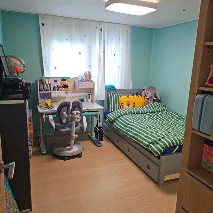 小学生になった息子のために少しずつ完成していく南アバンを飾る🧸

ミントトンの壁紙で明るい雰囲気を作ります
勉強に集中できるデスクスペースと
楽に休むことができるベッドスペースを分けて配置しました。

まだおもちゃもたくさんあります
人形も好きな小学生だが
学校に行き、この部屋で宿題します。
本も読む様子を見ると大丈夫です。

子供部屋はとても飾るより
子供の生活に合わせて快適で清潔にする
最高だと思います。

少しずつ成長しながらまた変わりますが
今この時期の息子の部屋記録💚


＃今日の家＃子供の部屋のインテリア＃小学生の部屋＃南の部屋＃子供の装飾
＃小学生南アバン＃子供部屋整理＃子供部屋＃子供部屋インテリアチップ＃子供部屋飾りヒント
＃子供部屋家具＃学生部屋＃子供部屋スタイリング＃キッズルームインテリア＃小学生インテリア
＃家の飾り＃家のスタグラム＃部屋の飾り