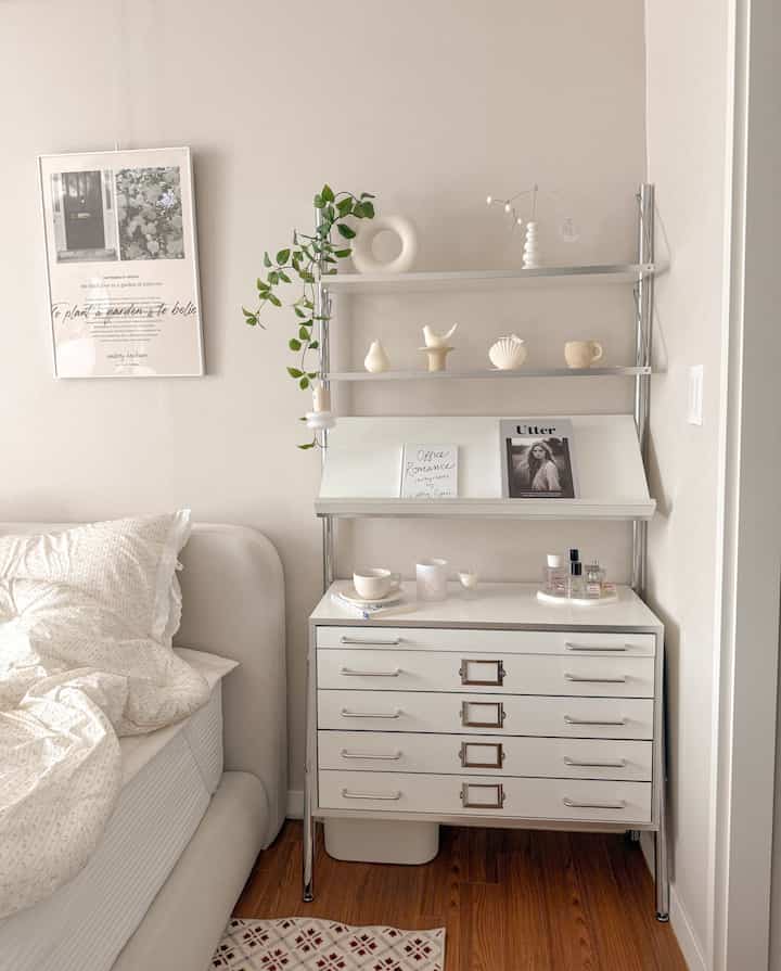 #취미는가구배치

I changed the bedroom furniture layout for spring!

I showed it to you last time, but

I'm showing it again through a challenge😆🎶

Previously, I placed two IKEA VAGEGBOs side by side

and put a mirror on top to use as a vanity,

but this time I needed desk space,

so I got a shelf-type paper storage unit🫧

The result is… I'm super satisfied! 🤍

The fun of rearranging furniture really seems endless 🎶🎶

#Bedroom #침실인테리어 #침실꾸미기 #안방 #안방인테리어 #안방꾸미기 #봄인테리어 #지류함 #선반 #선반인테리어 #오브제 #캔들 #소품 #소품인테리어 #인테리어북 #맞팔 #콘수프기록집 #소품추천 #조화 #일광전구 #스노우맨8 #선반형지류함 #화장대 #이케아 #바게보 #패브릭침대 #파르페바이알레르망 #쉬즈홈 #꽁꽁수납템