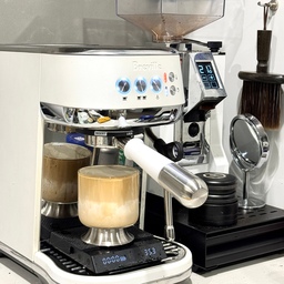 오래 고민하다가 결국 정착한
제 홈카페 최종 아이템을 소개해요. ☕️
코로나 시기에 집에 머무는 시간이 길어지면서 자연스럽게 홈카페에 관심이 생겼습니다.
처음에는 간편한 캡슐커피로 시작했어요.
일리 캡슐 머신을 사용했는데, 캡슐 껍질이 재활용되지 않는다는 점이 계속 마음에 걸리더라고요.
작은 부분이지만 환경에 대한 죄책감이 쌓였습니다.
그래서 드립 커피 메이커로 넘어갔어요.
캡슐이 나오지 않아 죄책감은 덜었으나, 
매번 젖은 원두를 처리하고 청소하는 일이 생각보다 번거로웠습니다.
결국 손이 잘 가지 않아 당근으로 보내게 됐어요.
여러 시행착오 끝에지금은 브레빌 밤비노 플러스에 정착했습니다.
✔ 정착한 이유
1️⃣ 캡슐 쓰레기 걱정 없음
2️⃣ 원두만 바꾸면 다양한 맛 표현 가능
3️⃣ 예열 빠르고 사용 과정이 직관적
4️⃣ 관리가 생각보다 간편함
이 머신을 들이고 나서부터 커피타임이 취미가 되었어요.
원두 고르는 재미,추출 시간 맞추는 과정,
그리고 에스프레소가 수직으로 또르르 떨어지는 
그 순간의 쾌감이 뭔가 점을 치는 것처럼 즐겁더라구요.
벌써 N년째 사용 중인데 아직도 매일 
가장 많이 쓰는 가전이에요.
이제는 제 일상에서 가장 좋아하는 루틴입니다. ✨
#홈카페인테리어 #홈카페 #홈카페존  #커피머신 #브레빌밤비노플러스 #집들이 #홈카페기록 #ftc기록 #ftc22기이야기 #ftc22기 #ftc22기웰컴미션 