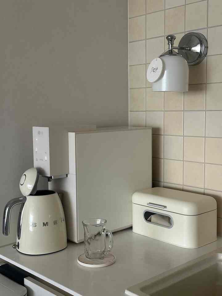 ＃コンスープ記録集＃賢明な消費 
悩みながら定着したアイテム一つ紹介してみますよ🤍
それはSMEGの電気ポートです。
私が使用するモデルはクリーム色です。 

実際、電気ポートはデザインより実用性だけを報告
安い商品を何度か変えて書いたんですけど、
キッチンに引き出し続けるものだから
結局きれいなものを書くのが長く満足したいと思います。

今は「進んで生きる」というアイテム1位ですよ☺️

私が何年も満足して書いている理由は

✔️思ったより良い使用感
水が早く沸騰し、ふたの開けも柔らかく
ハンドルのグリップ感も安定しています。
毎日使っても不便な部分はありません。

✔️ずっと取り出したいキッチン
キッチン家電は結局目に見え続けるじゃないですか。
だから私は隠す家電より見せる家電が好きです。
この電気ポートは本物のキッチンに置きたくなるアイテムです。



＃家の飾り＃家の飾り記録＃ホームスターグラム＃ホームスターグラム＃ホームインテリア＃インテリア記録＃インテリアアクセサリー＃インテリアおすすめ＃感性インテリア＃感性キッチン＃キッチンインテリア＃キッチン小道具＃キッチンテムおすすめ 