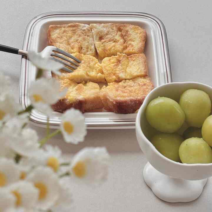 卵トーストとさわやかな青ぶどうで始まる朝🌼☀️

トースト形状にぴったりの大きさのシラクスメープルプレート、
ラウンド仕上げの正方形の正方形皿が魅力的です✨

青ぶどうがすっぽり入るインソイルカップはカップになります 
デザートボールにもなる万能チャームカップで丸みを帯びた形の 
つぼみのようなボリューム感で見るたびに、喜びそのもの❣️  #테이블세팅 #시라쿠스 #접시  #디저트볼  #인소일그릇 