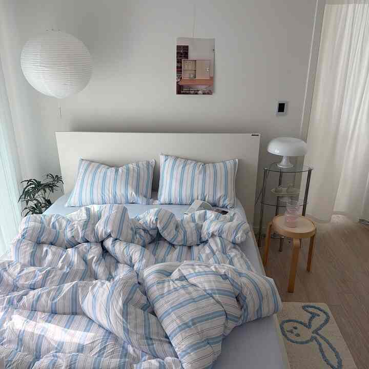 ＃今日の私たちの家＃コンスープ記録集
＃バミル＃スツール＃ポスター

とてもかわいいバミルポスター🤍
一緒に購入した椅子とすごいのでもっと好きです。
スペースがホワイトトーンなのでポスター一つだけ変えても家の雰囲気がしっかり変わったんですよ。
大きなインテリアをしなくてもこんなに小さな小物ひとつで家の雰囲気が変わるのがとても魅力的だと思います🪞