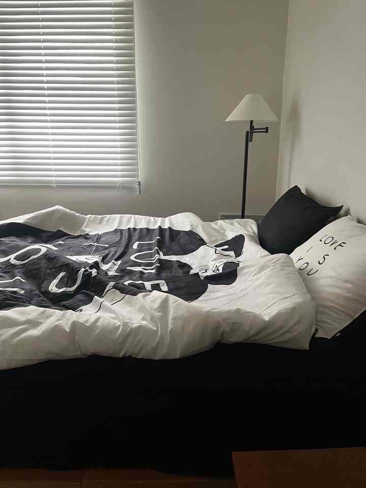 ＃コンスープ記録集＃今日の私たちの家

春祭り寝具交換2回目🛏️♥キムジャム作家様の本当にかわいいイラストが込められているトゥヌのLOVE IS YOU

軽くながらも体にふんわりと巻く気分が本当に良い布団です。軽くなめらかな素材で通気性も良くてくるみ心配なく管理しやすく、何よりもリバーシブルデザインでお好みのスタイリングも本当に良い寝具セット🐾🐇🦨

デザイン自体が愛らしいながらもブラックポイントで当店にとてもぴったりなそんなベディングですね… 🖤

#トゥヌ #tounou #ベディングセット #布団セット #寝室インテリア #ベッド #寝具セット #ベッドセット 