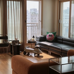 #뉴욕시부산동
Peaceful afternoon vibe. 🛋️🌿
분 단위로 움직이며 집안일챌린지 완료. 
구석구석 먼지 털어내고 스팀 쫙 돌리니 속이 다 시원해요.
역시 집은 가꾸는 만큼 예뻐지는 법. 🏠
인센스태우며 아바라 한잔 크으-지기준다 지기주🫢
#거실인테리어 #아파트인테리어 #집꾸미기 #거실꾸미기 #감성사진 #햇살맛집 #홈스타일링 #화이트인테리어 #인센스 #홈무드 #interior #homedecor #lifestyle #mood #집스타그램 #홈스타그램 #오늘의집 #집꾸미기 #인테리어 #거실인테리어 #일상 #데일리 #daily #instadaily