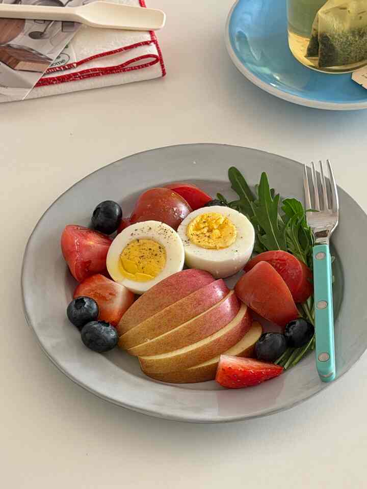 
週末においしいものをたくさん食べましたか？

肝臓で牛肉をつけて食べました。
中がとても暑いです🥲

だから月曜日なら持ち帰ってくるクリーン式持ってきました。

そんなにセットしておき、卵とトマトの上に
オリーブオイル+ホワイトバルサミック+塩+コショウ
チョッチョしてくれて緑茶と食べています。

週末にカフェに行きました。 
財布はよく守った自分自身を褒めて一週間始めましたね😂
。
。
。
#自宅カフェ