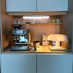 우드와 메탈의 조화 ,우리집 작은  #홈카페 
오랜 고민 끝에 완성한 홈카페장에 Breville Barista Express #BES881 커피머신을 두고 매일 아침 커피를 내려 마시는 시간이 저에게 작은 힐링이 되었습니다.
카페장 안쪽에는 Nessino Table Lamp 조명을 두어 조금 더 아늑한 분위기를 만들어 보았습니다.☕
#콘스프필름 #홈카페인테리어 #주방인테리어 #브레빌
#카페장 #커피머신 #홈카페소품 #콘수프기록 #오늘의우리집 
#인테리어 #34평아파트인테리어 #화이트우드 #미니멀라이프 
#아르떼미데 #네시노조명 #감성인테리어 #감성소품
 #콘수프기록 #소통 #맞팔환영 #킨포크 #브레빌커피머신 