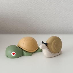 거북이랑 달팽이를 분양했어요 🐢🐌
FTC22기 두 번째 미션 📷
두 번째로 소개하는 저의 애정템이에요ᰔ
사실은 거북이 보틀 오프너와 달팽이 커터랍니다.ᐟ
거북이 보틀 오프너는 바다에 버려진 
폐어망으로 만든 업사이클링 제품이에요◡̎
병따개, 페트병 뚜껑, 캔까지 쉽게 딸 수 있어서
귀여움에 실용성까지 챙겼어요-!
달팽이 커터는 버려질 폐목재로 만든 
업사이클링 제품인데요◡̈⋆*
녹슬지 않는 세라믹 칼날이라 안전하고
칼날 교체도 가능해서 오래 사용할 수 있어요
게다가 둘 다 자석력이 좋아 
냉장고에 착 붙여두기 딱이에요.ᐟ
쓸 때마다 귀여워서 괜히 한 번 더 보게 되는
요즘 저의 작은 애정템이랍니다ᰔ
#FTC22기 #FTC22기이야기 #FTC기록
#n년째사용중 #정착템 #인테리어소품 #오프너 #커터 

