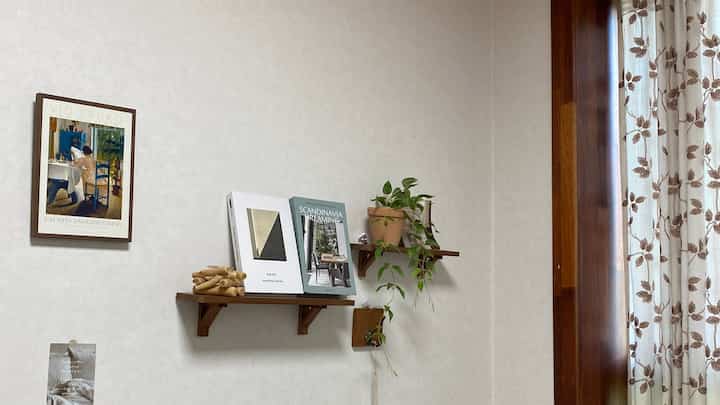 #콘수프기록집  #우드선반 #가짜책 #캔들 #조화인테리어 
小物が1つ2つ集まって5分であればたっぷり！  #벽인테리어 #침실인테리어 #침실스타일링 #침실꾸미기 #카페인테리어 #숙소추천 #숙소인테리어 #에어비앤비  #신혼집인테리어 #신혼집꾸미기 #신혼부부 