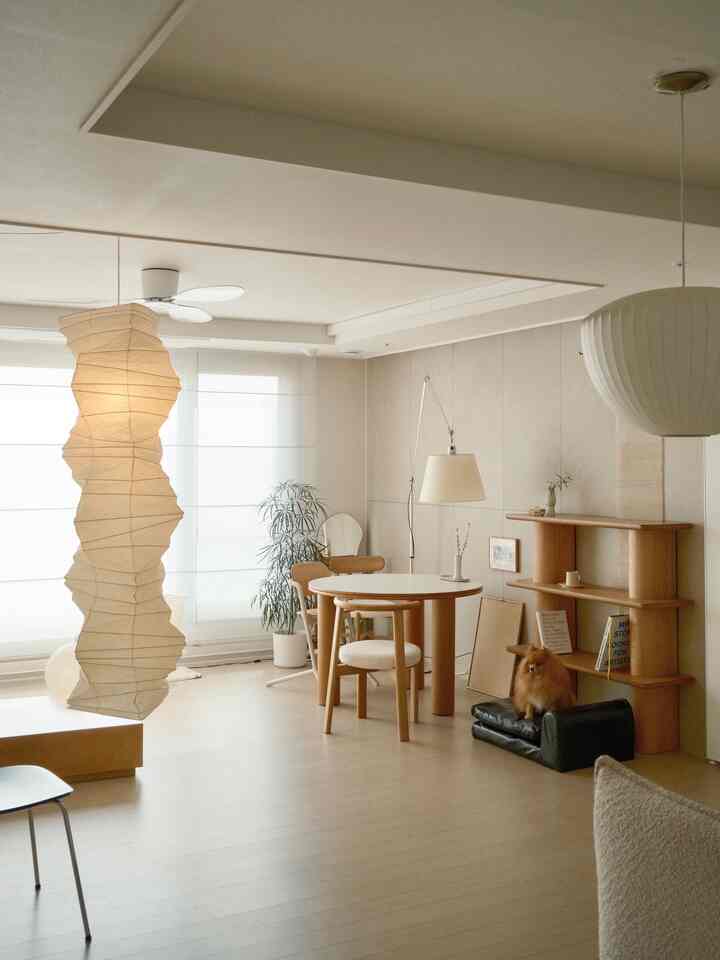 ＃リビング私たちの家リビングルームに来た非常に非常に大きな存在感のアカリ！そしてセレスホームペットソファレザーでカバーを変えてくれました！🖤

ウッド+アカリ+ブラックの組み合わせはやはり真理ですね


＃イサムノグチ＃アカリ照明＃セレスホーム＃ペットソファ＃コンスープ記録集