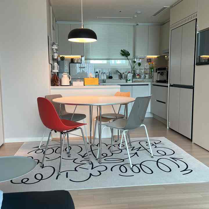 注文してから1ヶ月半に到着した椅子....
TOOUシコーデザインチェア

#ルイケン
#ダイニングチェア
#赤い椅子 #RED
#ノミア #ドゥドラグ
＃ビスフォークキッチンフィット＃IKEA照明
#ジャクソンカメレオン #ジャクソンカメレオンダイニングテーブル
#24平屋 
#24日 