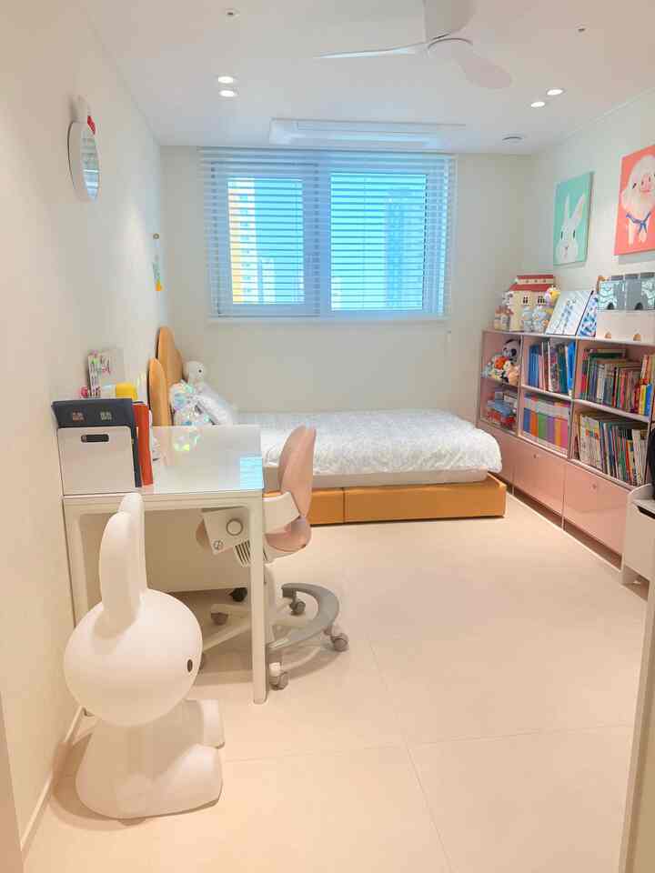 かわいいドゥッチ（8歳）の部屋です。
ピンクモジュール長が入る必要があるので、姉とは違う 
バッチをしました！ 
今入学したので、まだ赤ちゃんの小道具
たくさんあります〜  #자녀방  