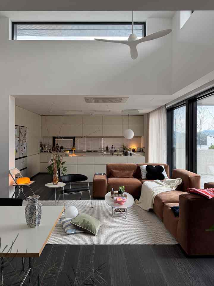 ✨𝘛𝘩𝘦 𝘰𝘳𝘪𝘨𝘪𝘯 𝘰𝘧 𝘰𝘶𝘳 𝘩𝘰𝘮𝘦’𝘴 𝘮𝘰𝘥𝘥 𝘵𝘢𝘴𝘵𝘦。

昨日、リールでお話しした所長の空間に行ってきました！
所長が自分で作ってくれたホジチャラテとああは本当に🤤🙏

所長夫婦の個人的な理由でここ数年、この空間を他の方々が 
引き受けて運営していただきましたが、昨年末またここを直接お任せいただきました。

それで、ここはまた所長と姉のムードに戻っているところです！
私がとても愛しているそのムードですよ🤤💗

昨日の午前中は週末に剪定してくれたヨンバーの枝で  #주방 #livingroom #집꾸미기 #콘수프기록집 #오늘의우리집 