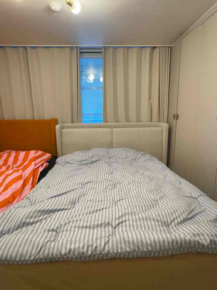 ＃趣味は家具配置＃コンスープ記録集 
#広告⠀𝐦𝐚𝐚𝐭𝐢𝐥𝐚🛏️
⠀
最近寝室の雰囲気を少し変えてみたくて⠀
マティラエブリウェアデイリーストライプ⠀
私は布団に変えました🙂⠀
⠀
落ち着いた感じのブルーストライプパターンだから⠀
あまりにも揚げずに、ベッドの上に置くだけでも⠀
すっきり整頓された感じがしたんですよ🩵⠀
⠀
⠀
生地は柔らかい方なので、身体に触れるときにこすりがなく、⠀
狩猟布団なので、適度な厚み感です。 
四季の書き込みにもぴったりな製品👍🏻⠀
重すぎず軽く覆いやすい感じですよ⠀
⠀
🏷️マティラ（@ maatila.official）
🏷️ エブリウェア デイリーストライプ 羽毛布団- 3カラー(ss布団+ベゲカバーセット) / ブルーローブ⠀
⠀
＃マティラ＃maatila 