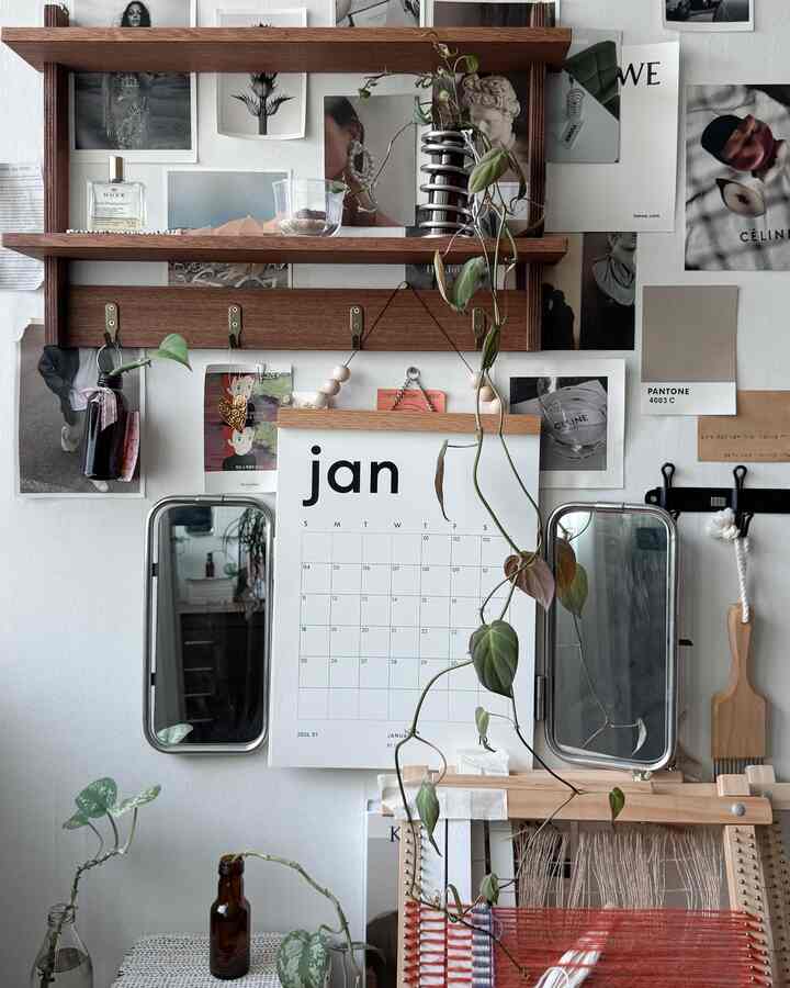 こんにちは。
固有の決意（@goyu_kyul）固有です。🤎

小さな壁を飾るために
大きなものから先に決めるのが楽です。
私はまず棚の位置を決め、
それから残りのスペースをはがきや小さな小物で埋める方法で飾っています。

だから最初に購入したのも棚でした。
今後これをたくさん歩いてくれると思います。
輪も一緒に追加しました。

棚が一つあります。
壁を飾る基準が自然にできたんですよ。
はがきを掛けたり、小さな植物を置いたり、
その時、好きなものを少しずつ加えていきます。

壁は思ったより空にするより
このように小さなものを集めて飾るとき
空間の雰囲気がもっと生きているようです。

＃かわいいテム
#クンテム
#コンスープ
＃壁飾り
#ウォールインテリア
#シェルフインテリア
#はがきインテリア
#家
#ホームスタイリング
