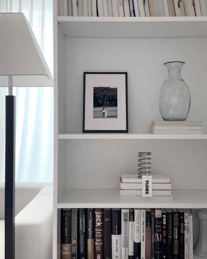 こんにちは。
固有の決意（@goyu_kyul）固有です。🤎

私は基本的に高い家具はうまく使用しない方です。
フロアが低い家だと苦しく見えたり、甥が頻繁に来たり行ったりしても、もしかして倒れたり崩れてしまうかと少し気をつけてしまいました。

それでも一度使ってみたくてテストで購入した製品がイケアビリーです。

いざ使ってみたら思ったより大丈夫でした。
壁に貼って置いたり、固定をしておけば安定感もあり、何より本棚飾りや棚のスタイリングに本当によく似合う家具だそうです。

インスタグラムでもよく見えるスタイルなのに、
なぜ多くの人が使うベストアイテムなのか分かりそうでした。
本を挿しておくよりも、オブジェや額縁、小物を一緒に置いた時、より綺麗に見える本棚でした。

#本棚
#本棚インテリア
#イケアビリー
#シェルター
#シェルフインテリア
#リビング
#インテリア家具
#ホームスタイリング
#コンスープ 
＃かわいいテム 
#リビングインテリア 